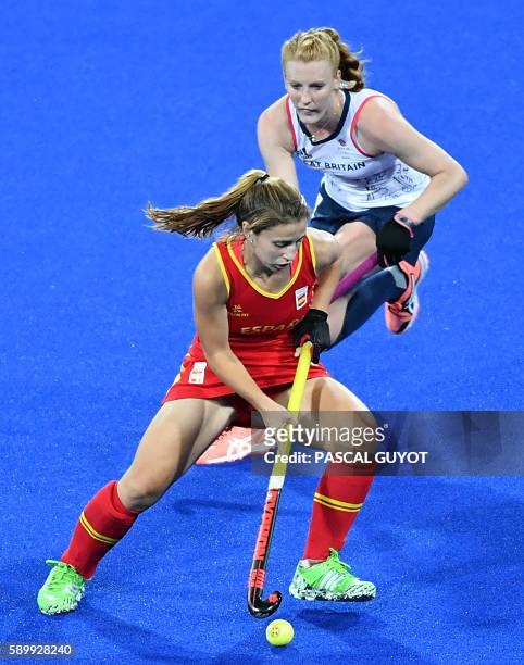 Britain's Nicola White vies with Spain's Alicia Magaz during the women's quarterfinal field hockey Britain vs Spain match of the Rio 2016 Olympics...