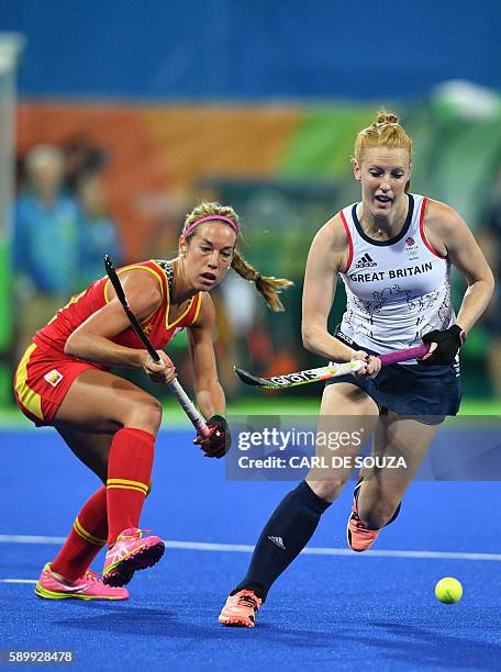 Spain's Gloria Comerma vies with Britain's Nicola White during the women's quarterfinal field hockey Britain vs Spain match of the Rio 2016 Olympics...