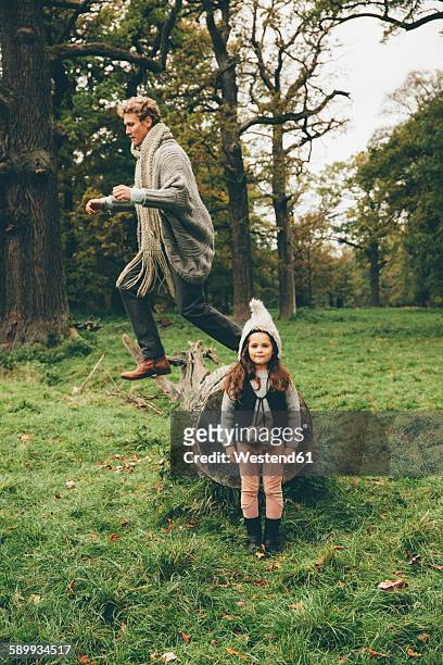 little girl and her father in an autumnal park - baden wurttemberg - fotografias e filmes do acervo