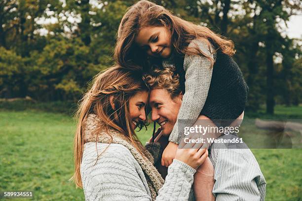 happy family in a park - vater mutter kind stock-fotos und bilder