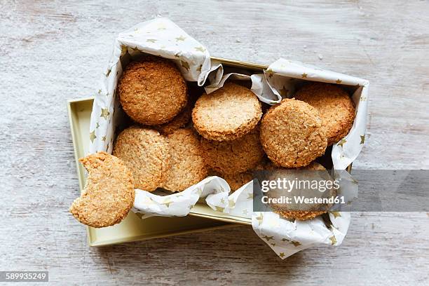 box of whole grain cocos cookies on wood - coconut biscuits stockfoto's en -beelden