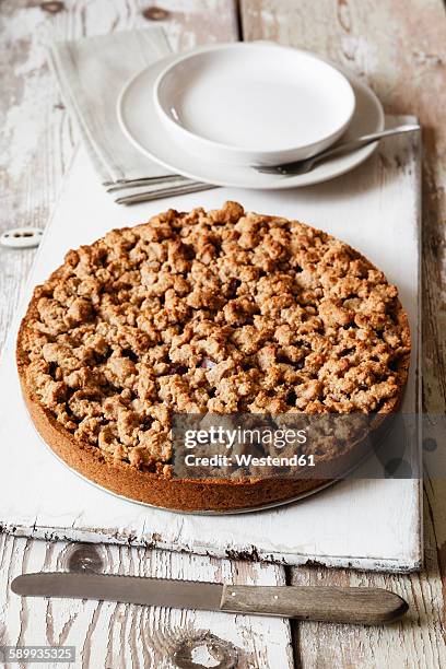 plum crumble cake of whole spelt flour, sugar free and whole-food - kruimeltaart nagerecht stockfoto's en -beelden