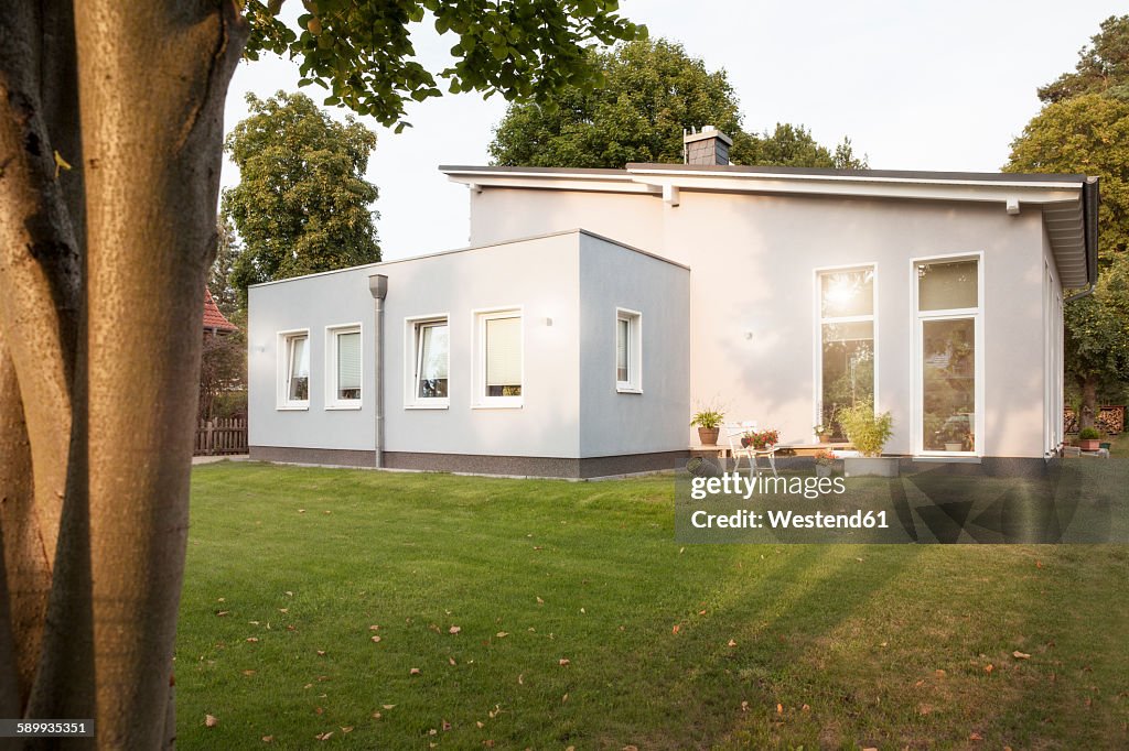 Germany, Eggersdorf, house and garden