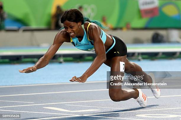 Shaunae Miller of the Bahamas dives over the finish line to win the gold medal in the Women's 400m Final on Day 10 of the Rio 2016 Olympic Games at...