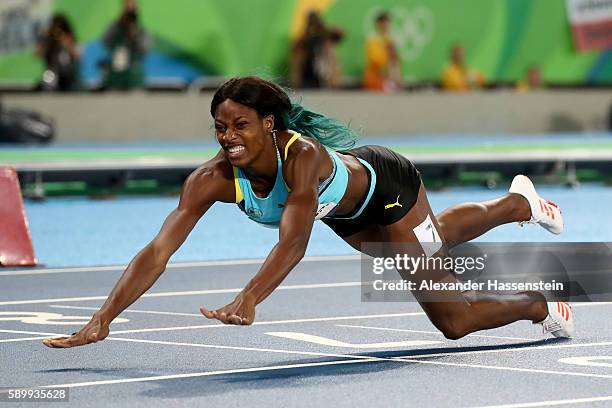 Shaunae Miller of the Bahamas dives over the finish line to win the gold medal in the Women's 400m Final on Day 10 of the Rio 2016 Olympic Games at...