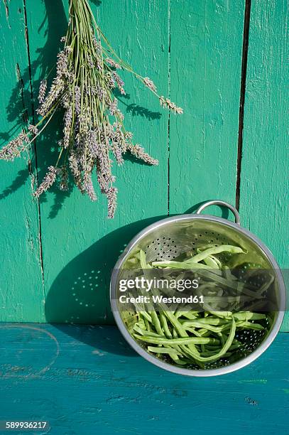 bunch of lavender and colander with green beans - haz de luz fotografías e imágenes de stock