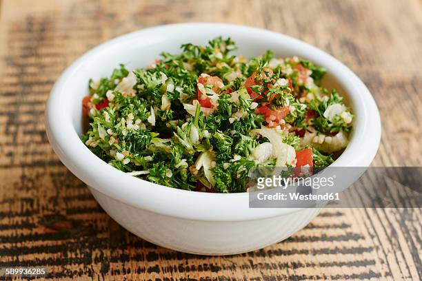 parsley tabbouleh salad, with parsley, tomatoes, onions, bulgur - tabulé fotografías e imágenes de stock