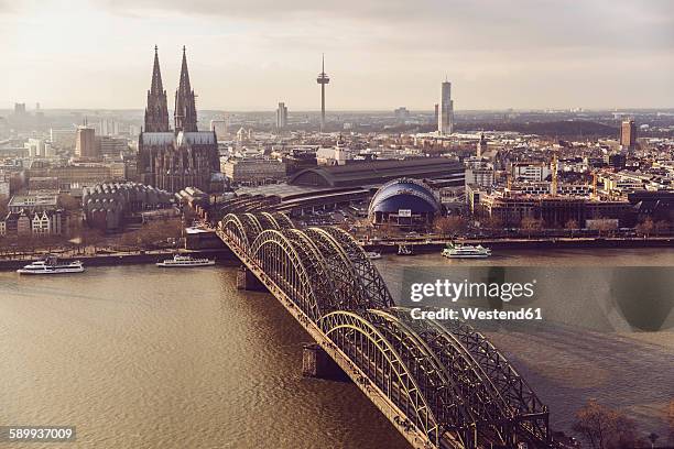 germany, cologne, view to skyline with rhine river and hohenzollern bridge in the foreground - colonia renania fotografías e imágenes de stock