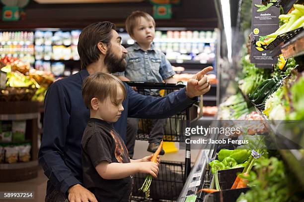 fathers grocery shopping - leanincollection dad stock pictures, royalty-free photos & images