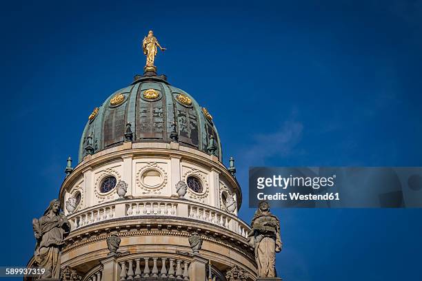 germany, berlin, dome of german cathedral at gendarmenmarkt - neue kirche - fotografias e filmes do acervo