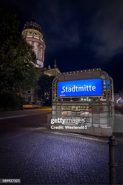 germany, berlin, underground sign at gendarmenmarkt by night - neue kirche - fotografias e filmes do acervo