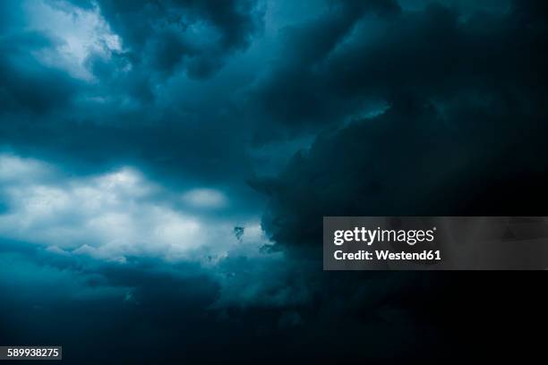 thunderclouds - dramatic clouds stock-fotos und bilder