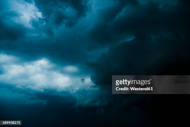 thunderclouds - dark sky - fotografias e filmes do acervo