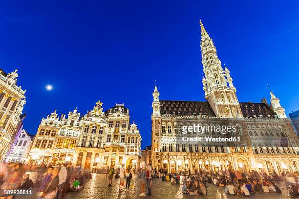 belgium, brussels, grand place, grote markt, townhall in the evening - grote market stock pictures, royalty-free photos & images