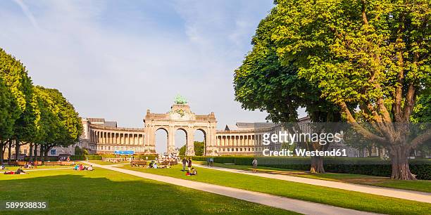 belgium, brussels, parc du cinquantenaire, triumphal arch, panorama - regione di bruxelles capitale foto e immagini stock