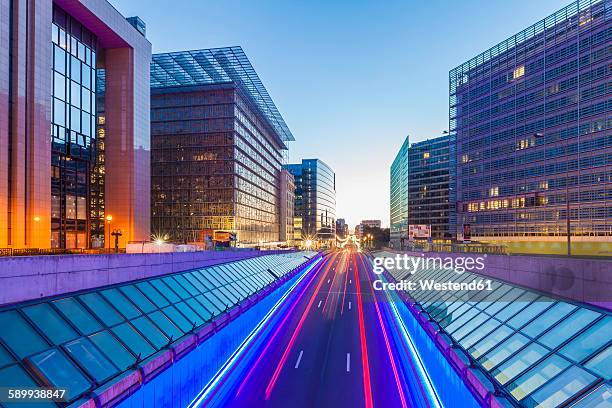 belgium, brussels, european quarter, berlaymont building right, rue de la loi in the evening - brüssel stock-fotos und bilder