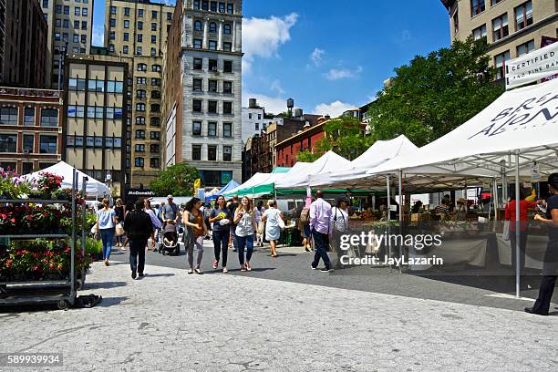 nyc urban life, people, outdoor farmers greenmarket, union square, manhattan - union square new york city stock pictures, royalty-free photos & images