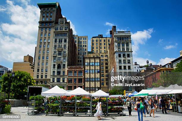 nyc urban life, people, outdoor farmers greenmarket, union square, manhattan - union square stockfoto's en -beelden