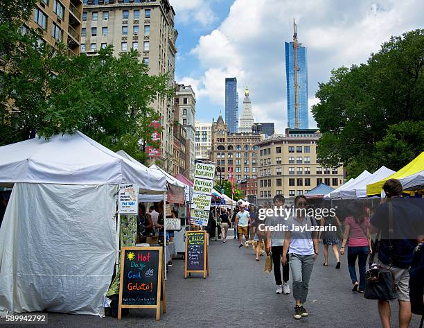 nyc urban life, menschen, outdoor farmers greenmarket, union square, manhattan - union square stock-fotos und bilder