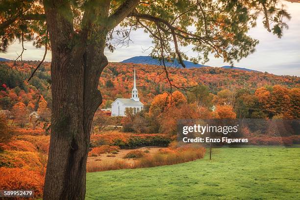 picturing autumn - stowe vermont foto e immagini stock