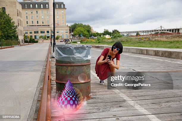 spielen mobile spiele auf der straße - augmented reality phone stock-fotos und bilder