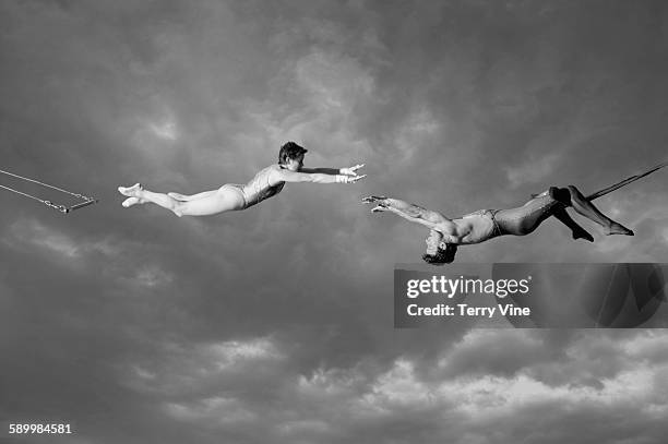 trapeze artists - trapezeartiest stockfoto's en -beelden