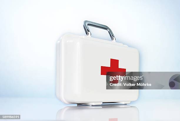 first aid kit - survival kit photos et images de collection