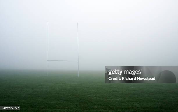 rugby goal posts in fog - rugbyplatz stock-fotos und bilder