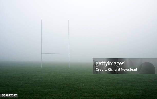 rugby goal posts in fog - campo de rugby fotografías e imágenes de stock