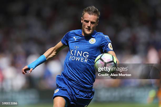 Jamie Vardy of Leicester during the Premier League match between Hull City and Leicester City at KC Stadium on August 13, 2016 in Hull, England.