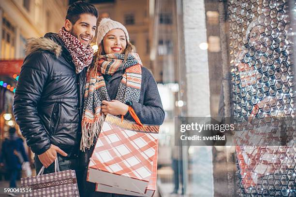 procurando presentes de natal - black friday shopping - fotografias e filmes do acervo