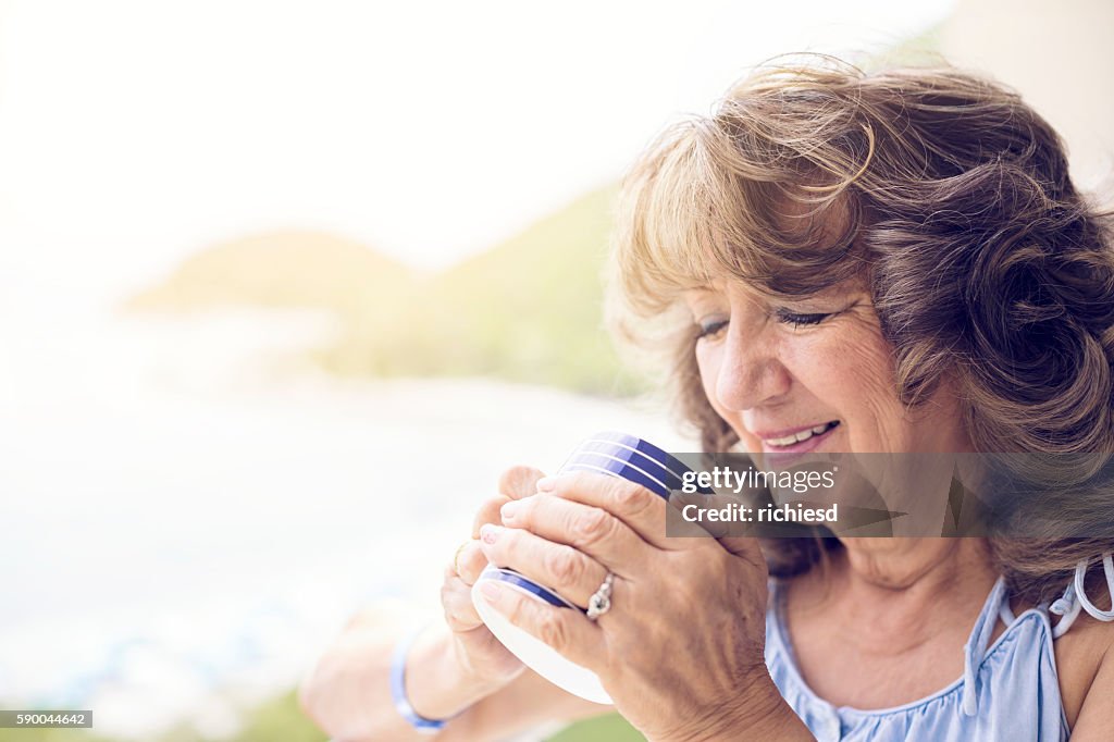 Schönheit Senior Frau trinken eine Tasse Kaffee