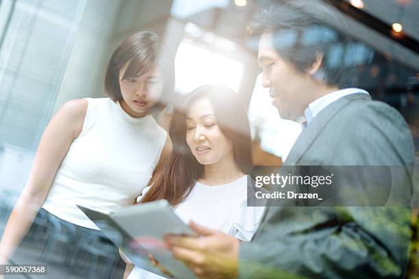 business-team in modernen bürogebäude computer benutzen - crowdfunding stock-fotos und bilder