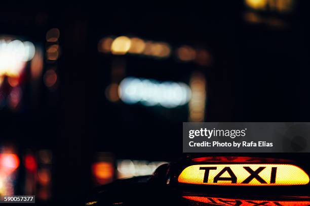taxi light sign at night - im scheinwerferlicht gefangen stock-fotos und bilder