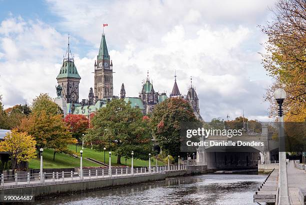 rideau canal and parliament buildings in autumn - canal rideau fotografías e imágenes de stock