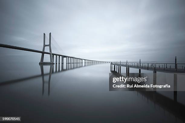 ponte vasco da gama, parque das nações lisboa - ponte vasco da gama stock-fotos und bilder