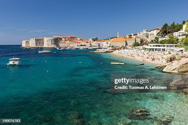 popular banje beach in dubrovnik - dubrovnik old town foto e immagini stock