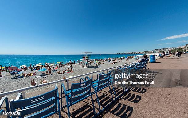 chaises au bord de la plage à nice, france - nice promenade des anglais photos et images de collection