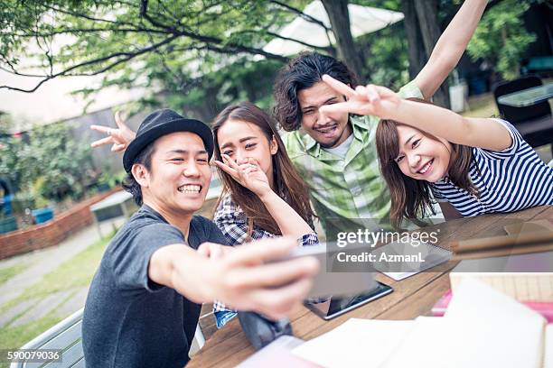 selfie en el parque - autorretrato fotografías e imágenes de stock