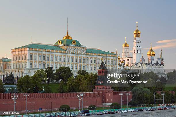 moscow kremlin at sunset - kremlin photos et images de collection