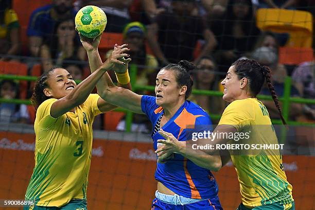 Netherlands' pivot Yvette Broch vies with Brazil's right wing Alexandra Martinez and Brazil's right wing Eduarda Amorim during the women's...