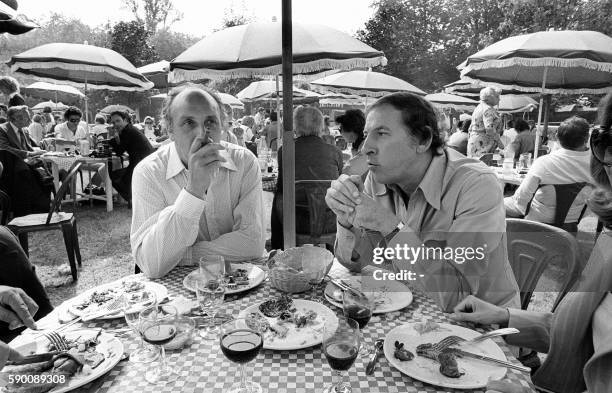 Acteur français et célèbre animateur de "M.Cinéma" Pierre Tchernia déjeune le 01 septembre 1976 lors du Festival du Cinéma Américain à Deauville avec...