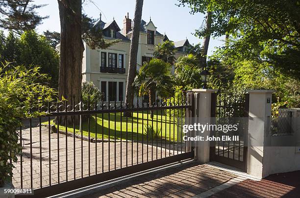 ville d'hiver villa - formal garden gate stock pictures, royalty-free photos & images