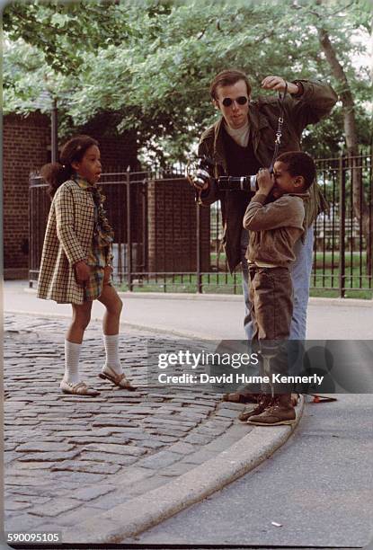 Photographer David Hume Kennerly teaching photography to the neighborhood children, circa 1967 in Brooklyn Heights, New York. Photo by an...