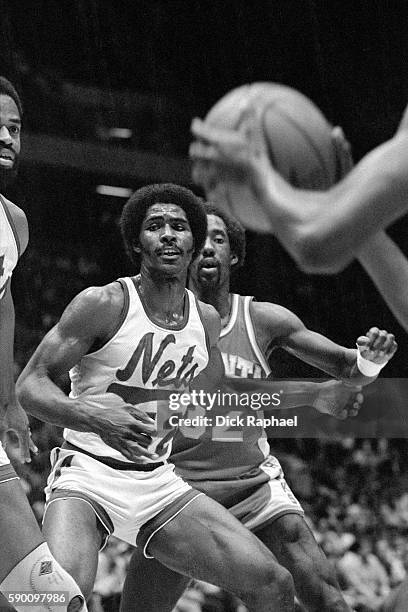 Buck Williams of the New Jersey Nets defends Dan Roundfield of the Atlanta Hawks during an inbound play at Brendan Byrne Arena in East Rutherford,...