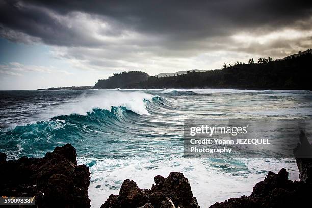 sea storm in reunion island - wirbelsturm stock-fotos und bilder