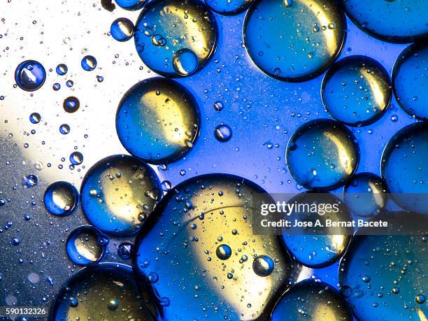 full frame contaminated water with bubbles of oil - erdöl stock-fotos und bilder