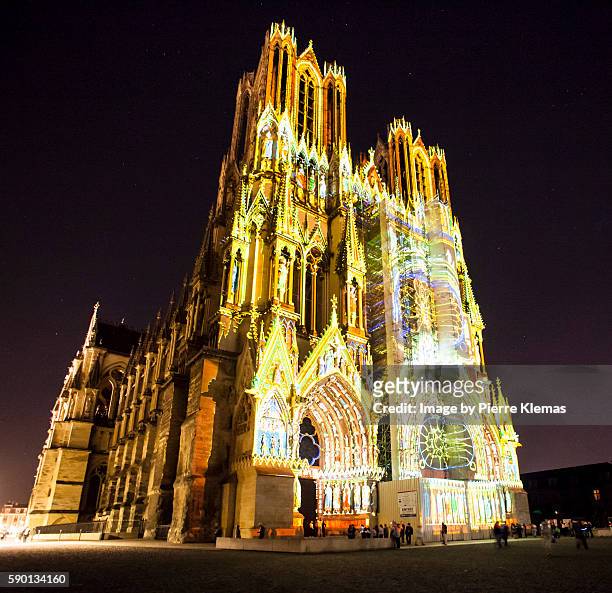 notre-dame de reims at night - catedral de reims fotografías e imágenes de stock