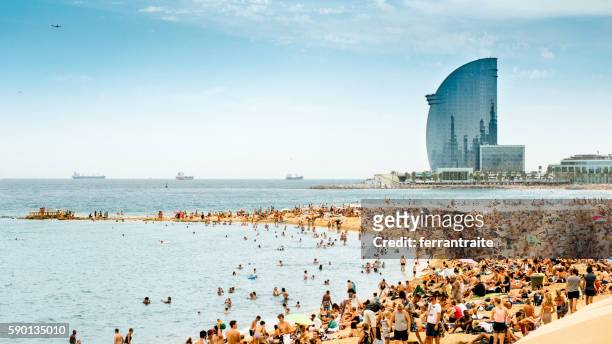 barcelona beach panorama - barcelona spanje stockfoto's en -beelden