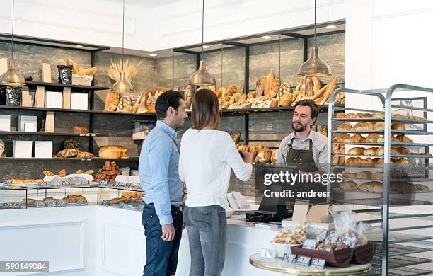 paar kauf brot in der bäckerei  - shop till stock-fotos und bilder